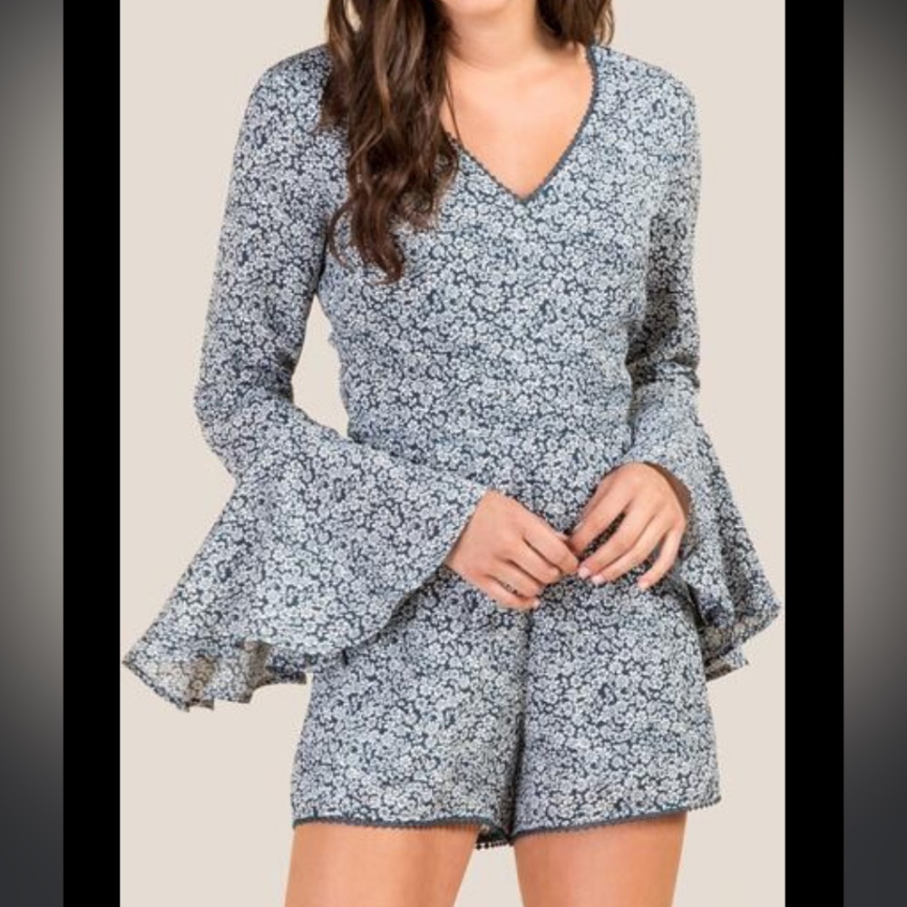 Francesca’s Maggie Bell Sleeve Blue Floral Romper Size XXS NWT